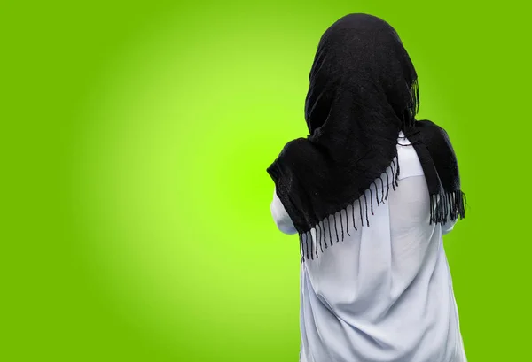 Młoda Kobieta Arabska Noszenie Hidżabu Kupra Widok Tyłu — Zdjęcie stockowe
