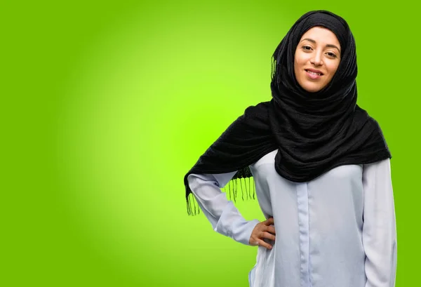 Mujer Árabe Joven Usando Hijab Confiado Feliz Con Una Gran —  Fotos de Stock