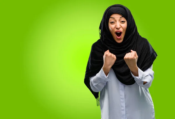 Молода Арабська Жінка Хіджабі Щаслива Схвильована Святкуванням Перемоги Висловлюючи Великий — стокове фото