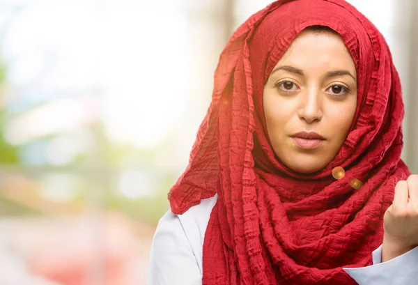 Αραβικά Γυναίκα Φορούσε Μαντίλα Σταυρωμένα Χέρια Αυτοπεποίθηση Και Σοβαρές — Φωτογραφία Αρχείου