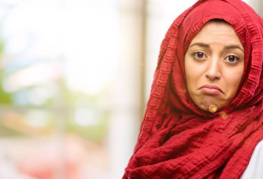 Üzgün ve üzgün ifadeyle, mutsuz hijab giyen genç Arap kadın