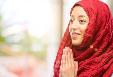 Hijab ellerle birlikte jest, umut ifadelerini belirtti ve kavram lütfen dua etmenin giyen genç Arap kadın