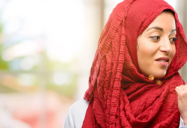 Junge Arabische Frau Trägt Hijab Und Zeigt Mit Dem Finger — Stockfoto