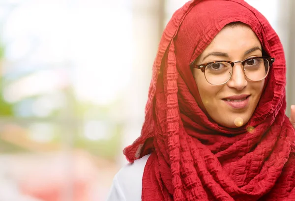 Junge Arabische Frau Trägt Hijab Tut Zeichen Mit Der Hand — Stockfoto