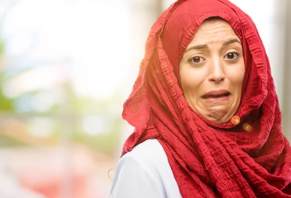 Dilini Çıkarmış Tiksinti Hissi Hijab Giyen Genç Arap Kadın — Stok fotoğraf