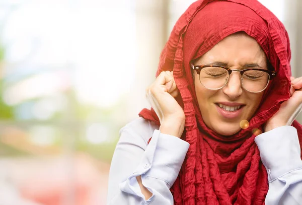 Αραβικά Γυναίκα Φορούσε Μαντίλα Που Καλύπτουν Αυτιά Αγνοώντας Ενοχλητικό Δυνατό — Φωτογραφία Αρχείου