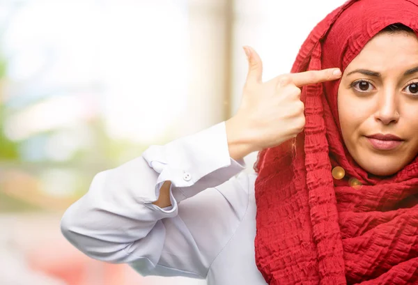 Młoda Kobieta Arabska Noszenie Hidżabu Niezadowolony Dokonywanie Gestem Samobójstwo Zmęczony — Zdjęcie stockowe