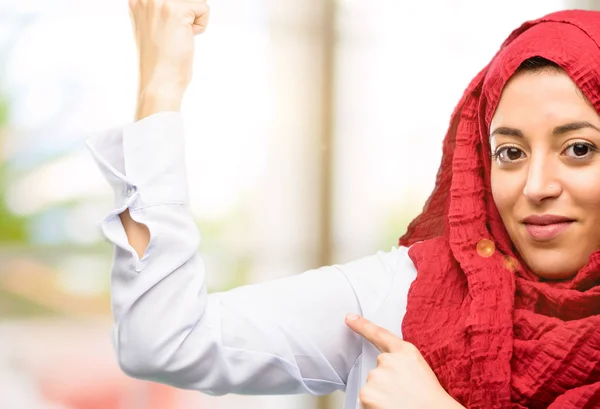 Junge Arabische Frau Trägt Hijab Zeigen Bizeps Ausdruck Stärke Und — Stockfoto