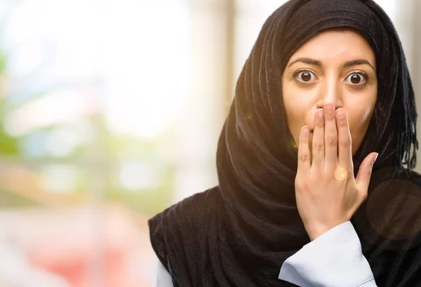 Молодая Арабская Женщина Носящая Хиджаб Покрывает Рот Шоке Выглядит Застенчивой — стоковое фото