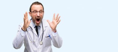 Doktor komuta sizde, tıbbi profesyonel stresli tutmak ellerini kafasına, panik içinde dehşete mavi arka plan üzerinde izole bağırarak