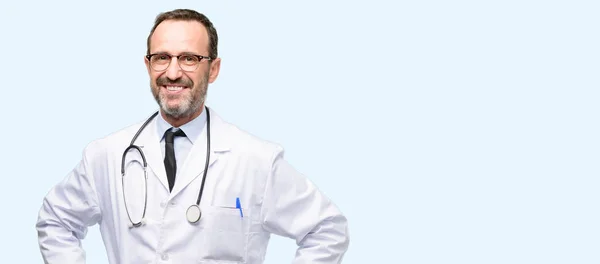 医師年配の男性は 自信を持って 青い背景で隔離された笑って自然な笑顔と幸せの医療専門家 — ストック写真