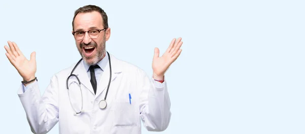 Doctor Hombre Mayor Profesional Médico Feliz Sorprendido Animando Expresando Wow — Foto de Stock