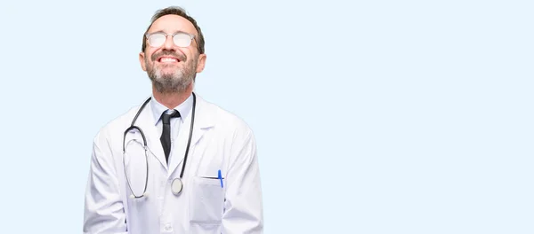 Dokter Senior Man Medisch Professionele Denken Opzoeken Uiten Twijfel Verwondering — Stockfoto