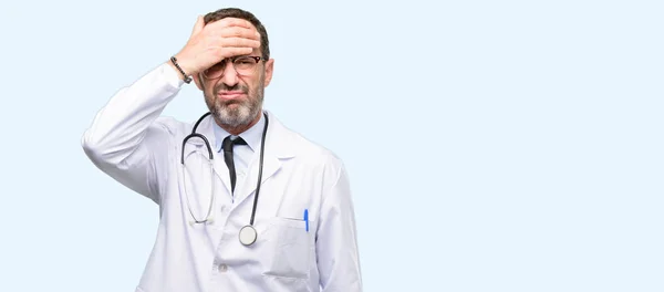 医師年配の男性 不安とパニック ジェスチャー 圧倒される青い背景に分離を表現する神経専門の医療機関 — ストック写真
