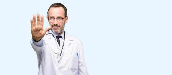 Docteur Senior Professionnel Santé Agacé Par Une Mauvaise Attitude Faisant — Photo