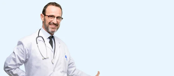 Dokter Senior Man Medische Professional Zelfverzekerd Blij Met Een Grote — Stockfoto