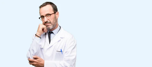 Dokter Senior Man Medisch Professionele Denken Opzoeken Uiten Twijfel Verwondering — Stockfoto