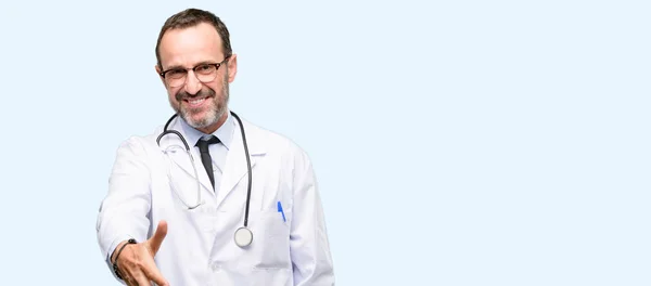 Doctor Hombre Sénior Profesional Médico Tiene Las Manos Acogedoras Pose —  Fotos de Stock