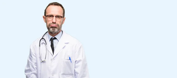 Dokter Senior Man Medische Professional Met Slaperige Expressie Overwerkt Moe — Stockfoto