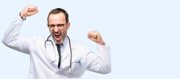 Läkare Ledande Man Medicinsk Professionell Glad Och Upprymd Firar Seger — Stockfoto