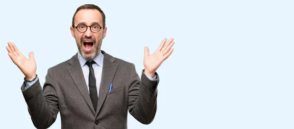 Professor Homem Usando Óculos Felizes Surpresos Aplaudindo Expressando Gesto Wow — Fotografia de Stock
