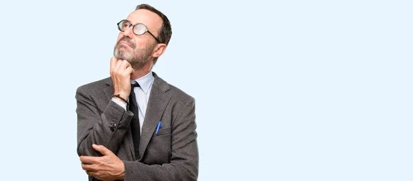 Profesor Hombre Usando Gafas Pensando Mirando Hacia Arriba Expresando Duda —  Fotos de Stock