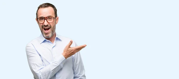 Medelålders Man Med Glasögon Håller Något Tomma Hand Isolerade Över — Stockfoto