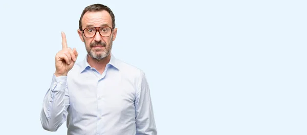 Hombre Mediana Edad Con Gafas Feliz Sorprendido Animando Expresando Wow —  Fotos de Stock