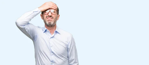 Hombre Mediana Edad Con Gafas Aterrorizadas Nerviosas Expresando Ansiedad Gesto — Foto de Stock