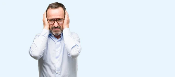 Hombre Mediana Edad Con Gafas Que Cubren Los Oídos Ignorando —  Fotos de Stock