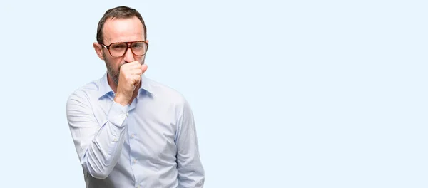 中年男子与眼镜生病和咳嗽 患有哮喘或支气管炎 医学概念孤立的蓝色背景 — 图库照片