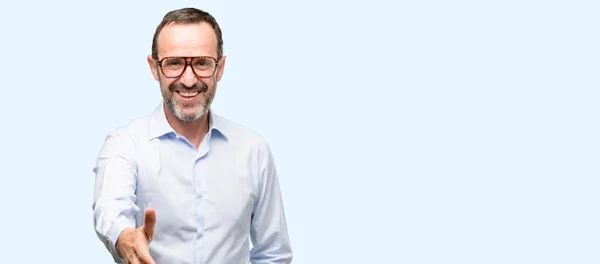 Hombre Mediana Edad Con Gafas Sostiene Las Manos Acogedoras Pose — Foto de Stock