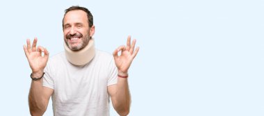 Komuta sizde boyunluk meditasyon ve gevşeme mavi arka plan üzerinde izole ifade iki eliyle ok işareti jest yapıyor kullanarak yaralı