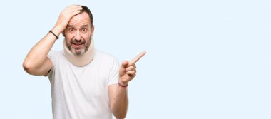 Komuta sizde boyunluk uzak yan üzerinde mavi arka plan izole parmak ile işaret kullanarak yaralı