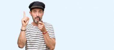 Denizci Kaptan adam bir tütün sigara boru izole mavi arka plan üzerinde yukarıyı mutlu ve tezahürat ifade wow jest