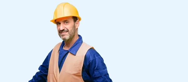 シニア エンジニアの男 建設労働者自信と大きな自然と幸せ笑顔青い背景に分離入力する招待 — ストック写真