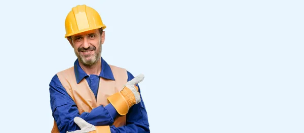 Engenheiro Sênior Trabalhador Construção Apontando Para Lado Com Dedo Isolado — Fotografia de Stock