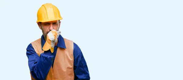 シニア エンジニアの男 建設労働者の病気 喘息や気管支炎 青い背景に分離した医学概念に苦しんでいます — ストック写真