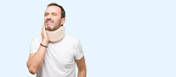 Hombre Mayor Lesionado Usando Collarín Pensando Mirando Hacia Arriba Expresando —  Fotos de Stock