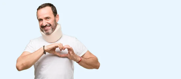 Hombre Mayor Lesionado Usando Corsé Feliz Mostrando Amor Con Las — Foto de Stock
