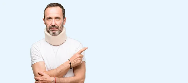 Uomo Anziano Ferito Usando Tutore Collo Che Indica Lato Con — Foto Stock