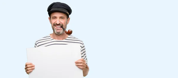 喫煙はタバコ パイプ保持空白の広告バナー 提供または発表 青い背景に分離された大きな紙の看板の良いポスター船乗り船長 — ストック写真