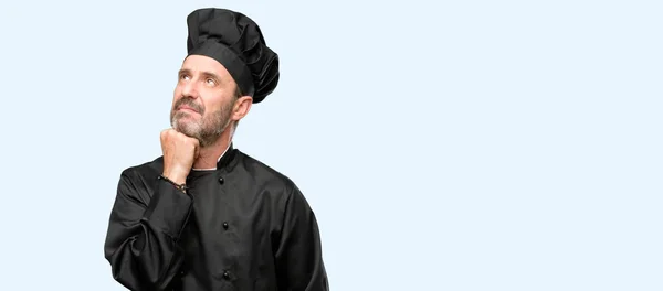 Senior Cuoco Uomo Indossando Cappello Chef Pensando Guardando Esprimendo Dubbio — Foto Stock