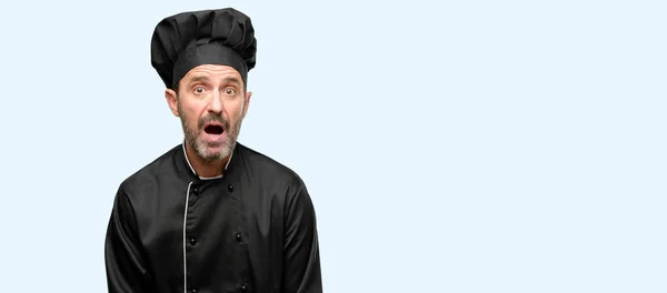 资深厨师 戴着大厨帽 惊恐万分 在忧郁的背景下感到恐慌和恐惧 — 图库照片