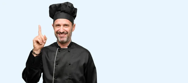 资深厨师人 穿着厨师帽子高兴和惊奇欢呼表达哇姿态指向被隔绝的蓝色背景 — 图库照片
