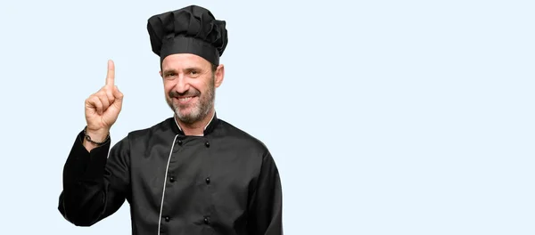 Cozinheiro Sênior Vestindo Chapéu Chef Levantando Dedo Número Isolado Sobre — Fotografia de Stock