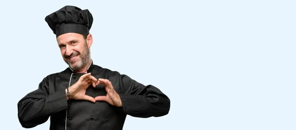 Ανώτερος Μαγειρεύουν Άνδρας Φορώντας Καπέλο Του Σεφ Χαρούμενος Δείχνει Αγάπη — Φωτογραφία Αρχείου
