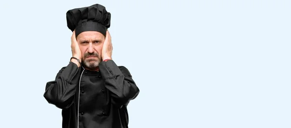 Homem Cozinheiro Sênior Usando Chapéu Chef Cobrindo Ouvidos Ignorando Ruído — Fotografia de Stock
