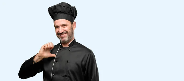Ανώτερος Μάγειρας Άνθρωπος Φοράει Καπέλο Σεφ Υπερήφανοι Ενθουσιασμένοι Και Αλαζονική — Φωτογραφία Αρχείου