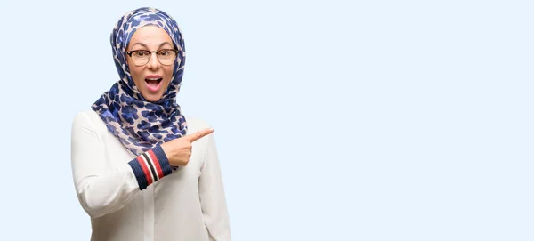 Middle Age Muslim Arab Woman Wearing Hijab Pointing Away Side — Stock Photo, Image